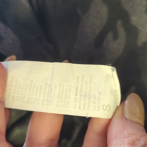 Size small fabletics power hold leggings camo print with cell phone pockets - Picture 3 of 4